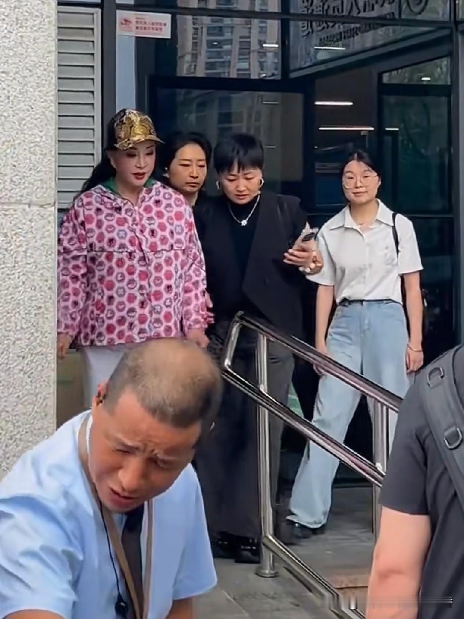 刘晓庆回到重庆参加商演活动，年轻的粉丝们围上来喊道:“晓庆姐晓庆姐，签个名吧”，