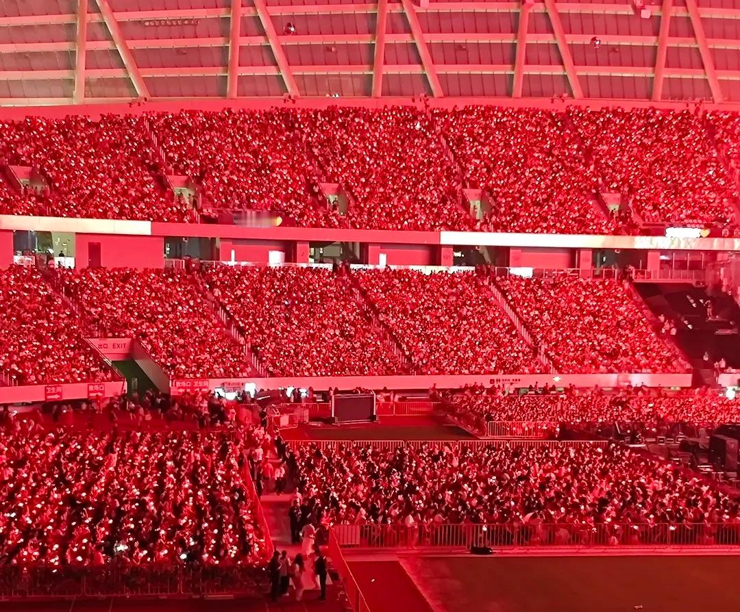 华晨宇苏州站体育场四面台全开爆满，来感受一下体育场四面全开的权威性，连跑道都塞满