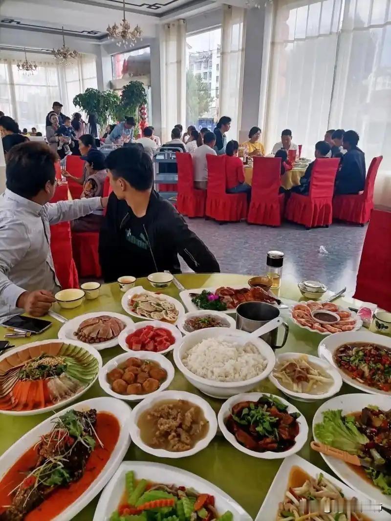 今天参加同事的婚礼，直接把我懵圈了。同事和她老公都是我们单位的，两个人都是从农