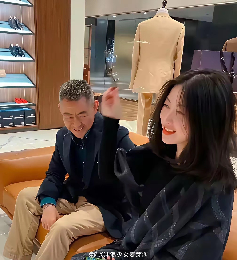 不愧是朱珠的父亲，看着让人好有压迫感，有没有人知道他父亲是做啥的？