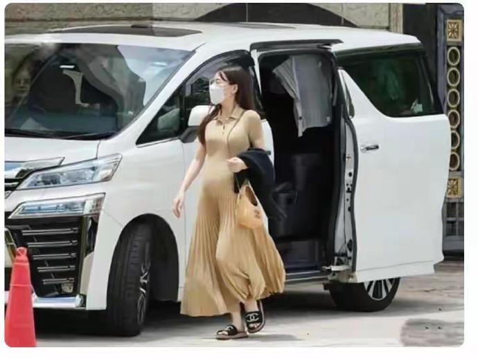 天王嫂方媛接女儿放学，三胎孕肚明显，看着好辛苦的样子​​​