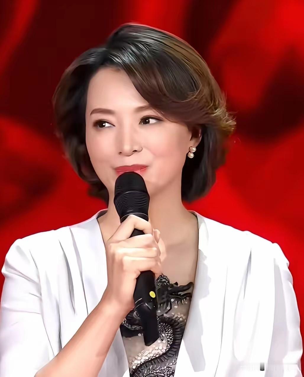 董卿的妈妈去世了，但是他妈妈最放心不下，的不是宝贝女儿董卿，而是她的老公。毕竟两