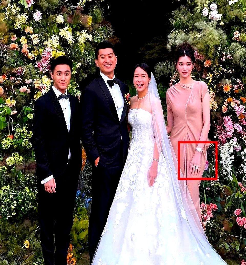 奚梦瑶看到朋友盛大的婚礼，扭头问何猷君："孩子都生了，啥时候咱办婚礼？"何猷君想