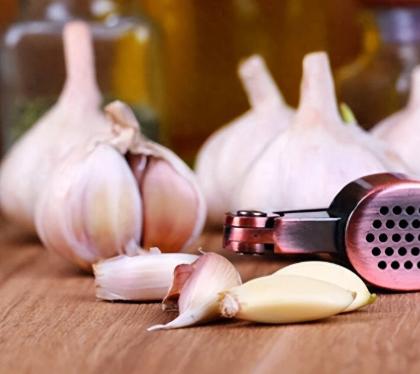 大蒜再次被关注！研究发现：经常吃大蒜的人，不出半年或有4变化谁能想到，厨房里