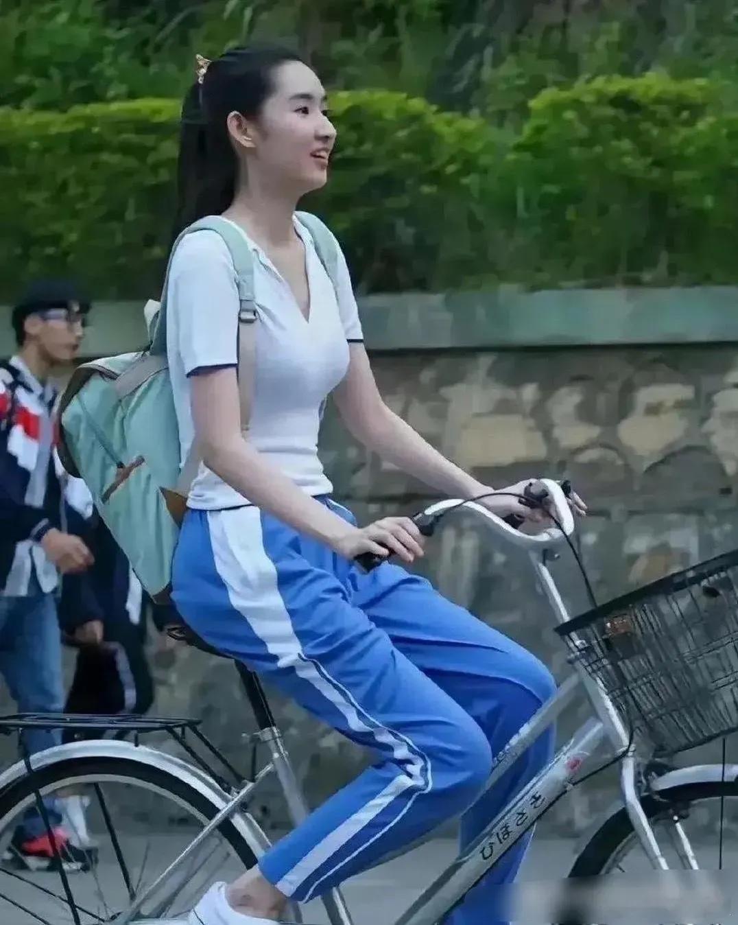 也不知道导演咋想的？哪个高中的学校会有这样的校服？至少得弄两个扣子吧！