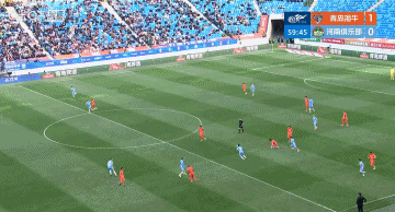 青岛海牛1比0河南队中超第4轮，青岛海牛vs河南队。上半场，迈达纳头球被牟鹏飞