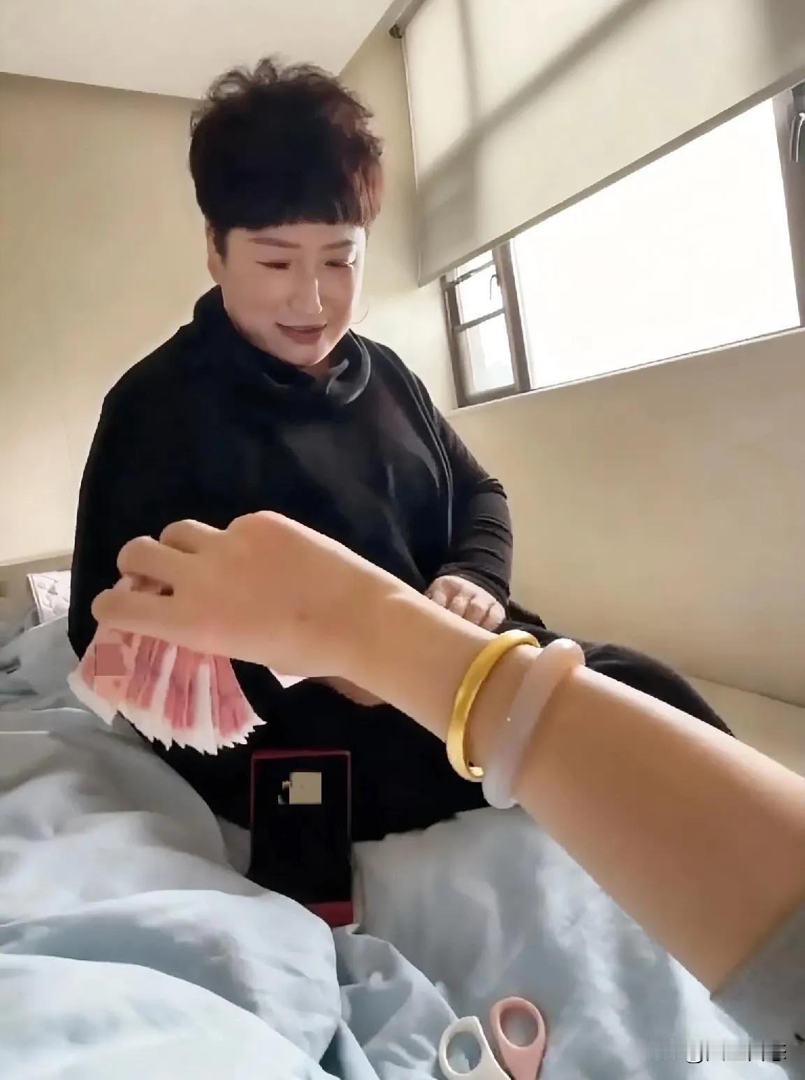 婆婆塞给我三万块和金镯子后，说了一番话，我转身拉黑了她！“媳妇啊，这钱和镯