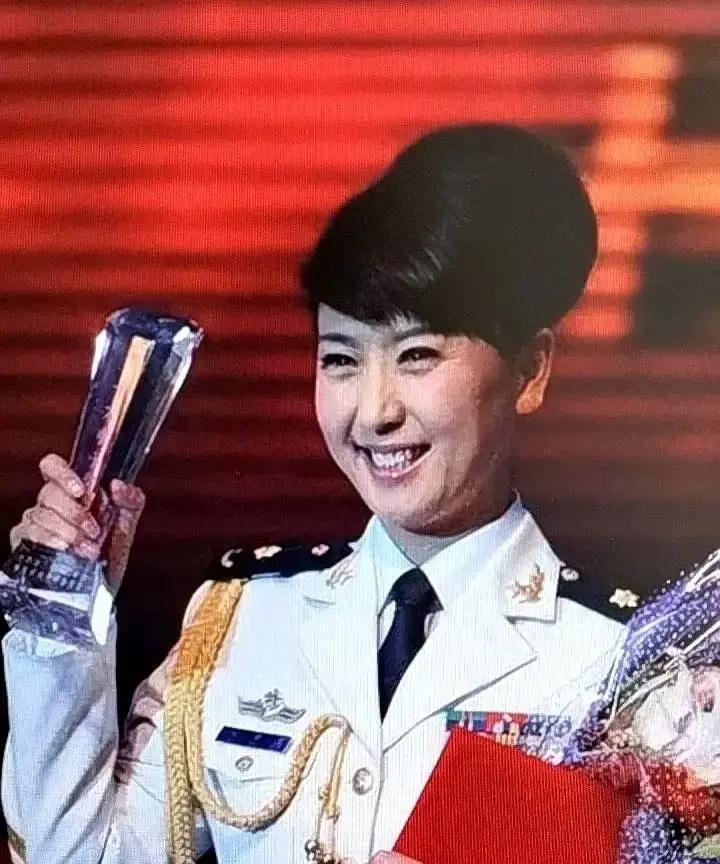 士兵A两年里递了三次入党申请，次次都按流程写思想汇报，还主动加练。参谋和连长当