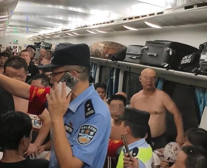 高铁砸窗小伙明明是救了大家，也救了一车不作为怕担责的工作人员，砸碎车窗玻璃的同时