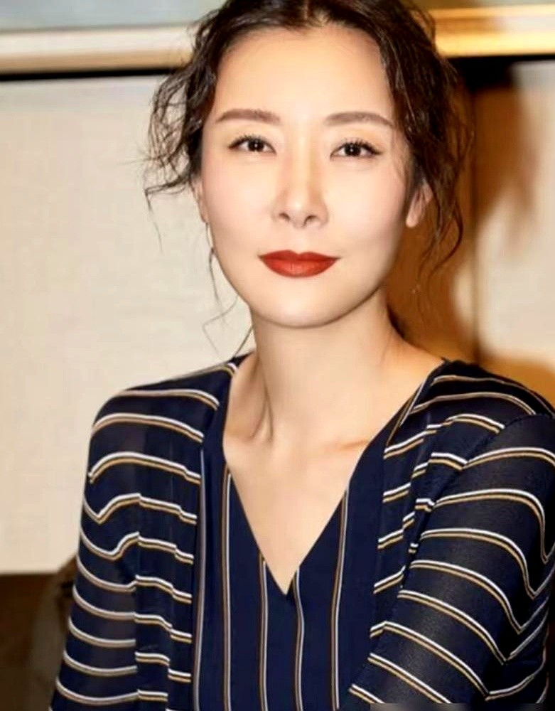 60岁老友按头催生，54岁女星当着镜头直接开炮。吴大维指着老友柯蓝喊话，别人六十还能生，你抓紧搞一个