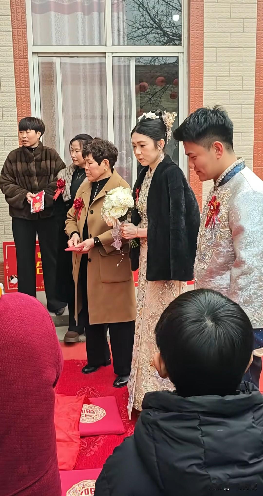 新娘👰🏻明显不太开心，新郎🤵看着心情不错。新娘看着年龄应该有三十多了，看