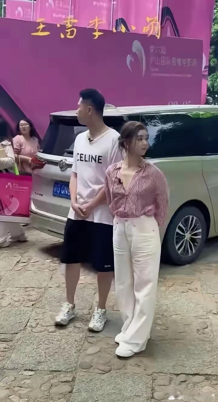 这位女明星长的很漂亮，就是个子不是很高。[比心]