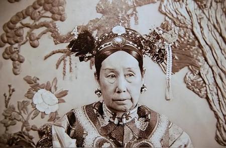 慈禧临死前一刻，太监看她马上不行了，赶紧给她喝了一碗海龟汤，吊着最后一口气，紧接