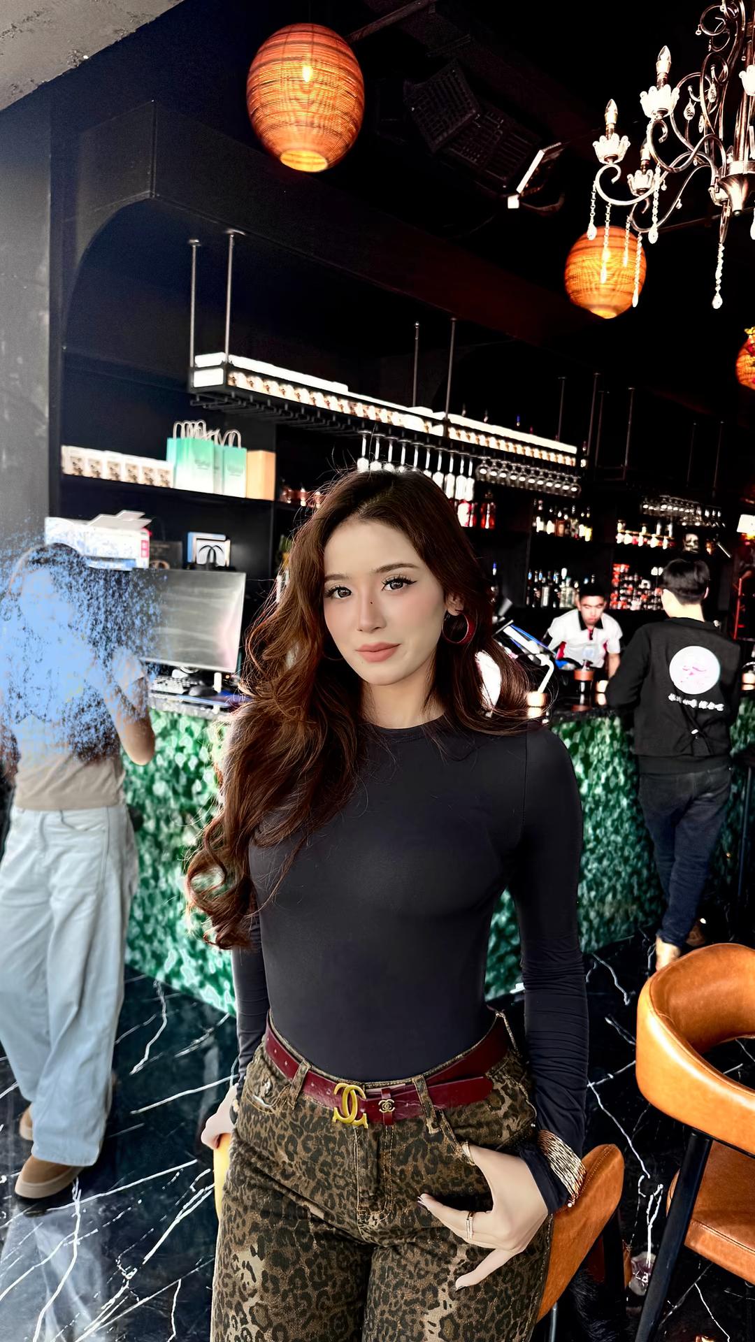 都市时尚女郎，酒吧里的优雅风采