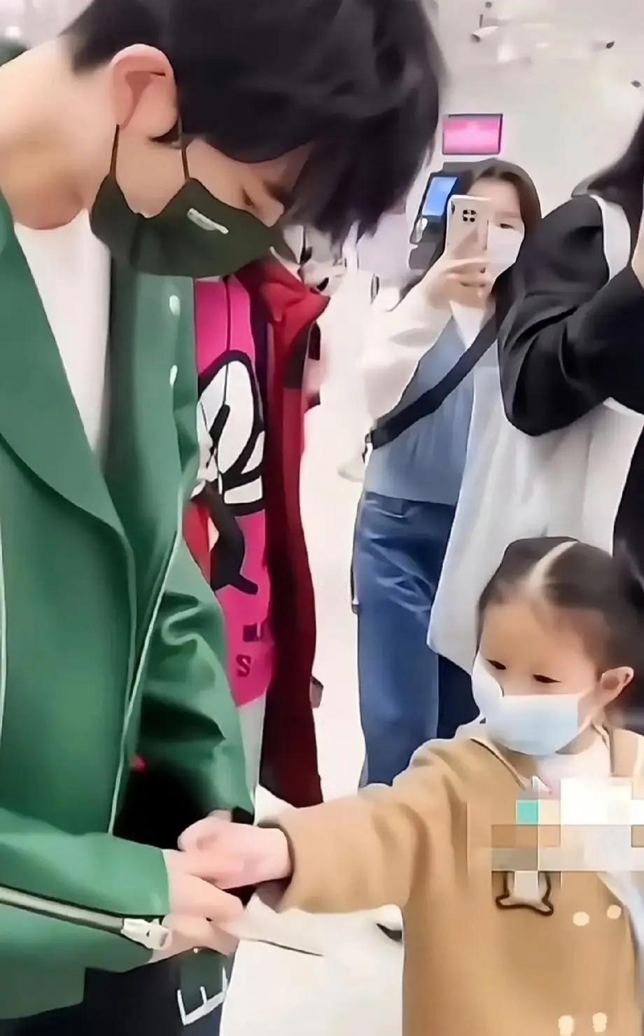 见过自带“吸娃磁场”的人吗?小于和范世琦这对比也太明显了,一看就懂啥叫骨子里的温