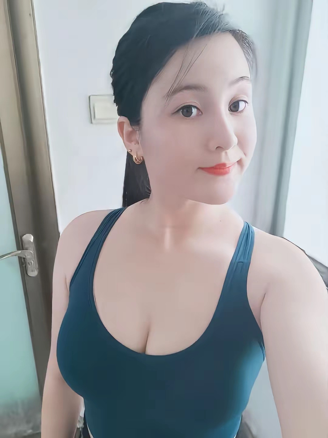 我相信汗水不会白流，身材在一天天变好。一定要坚持锻炼，才能保持住好身形。​​​