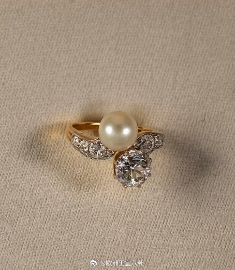 曾属于英国玛丽王后的珍珠钻石戒指，设计比较别致，一颗圆形珍珠+一个圆形钻石，这种