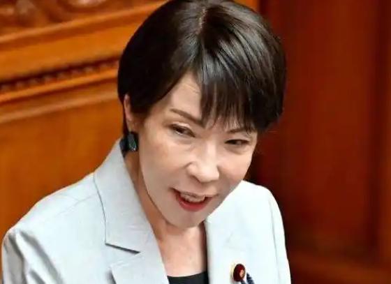 当前，日本对中俄之态度：目前俄罗斯由于俄乌战争的拖累，已经虚弱不堪，按照日本首相