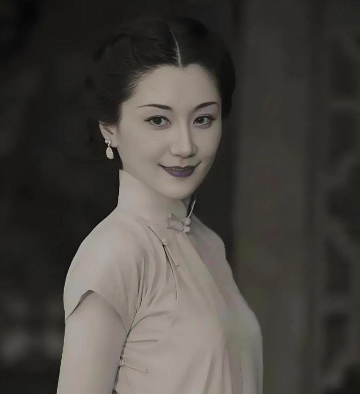 1930年，杜月笙的发妻沈月英，和表哥私会，云雨过后，她含泪嘱咐表哥：你今夜就离