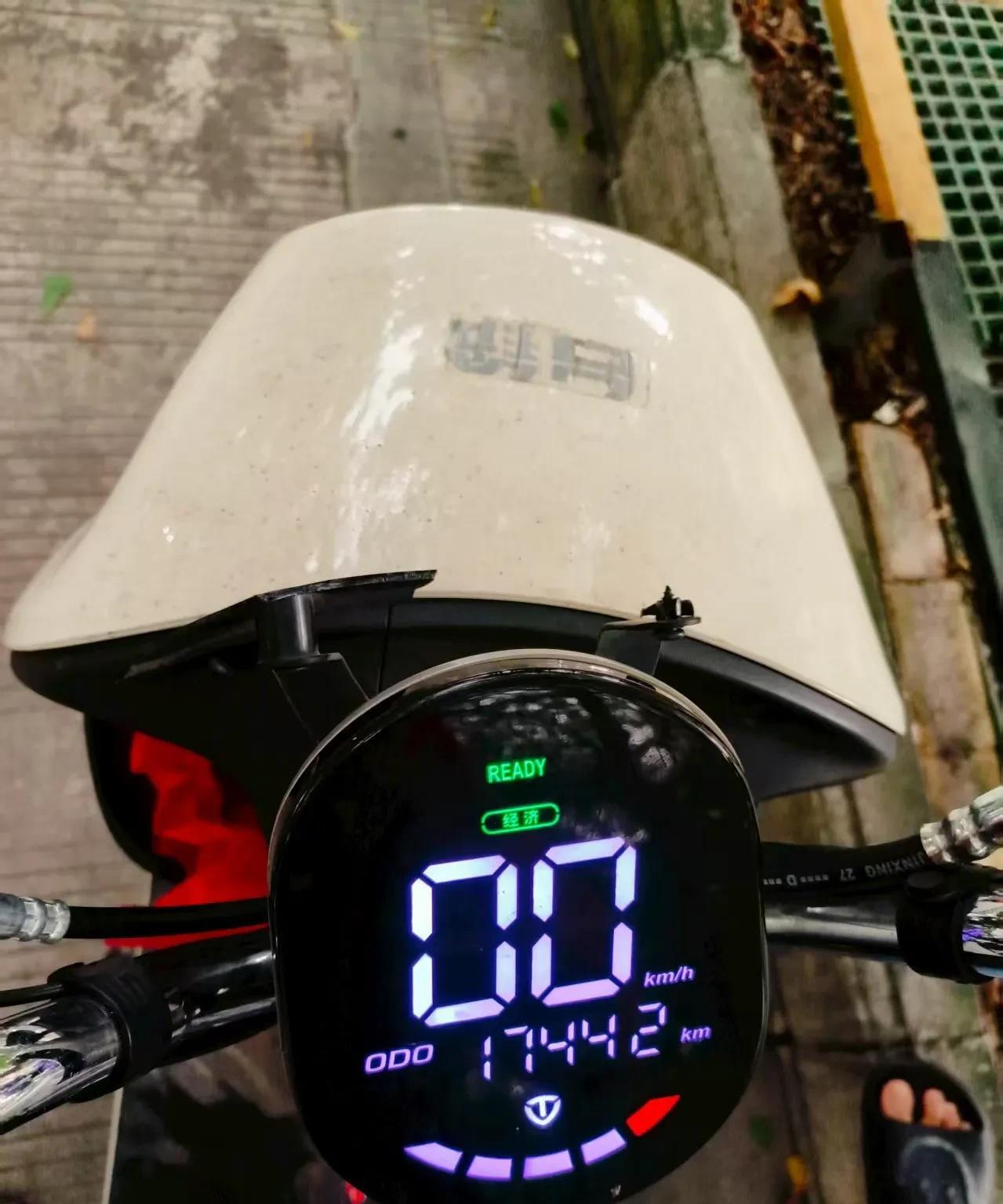 有的人是真坏啊。在办理公租房入住的时候，物业就说停电动车管理费一个月20块（也