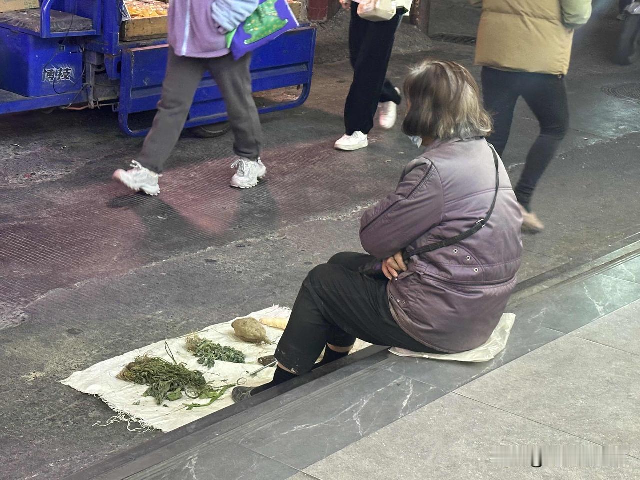 这个可怜人能有什么可恨之处呢今天可冷了，她就坐在地上，屁股底下只垫了一个塑料袋