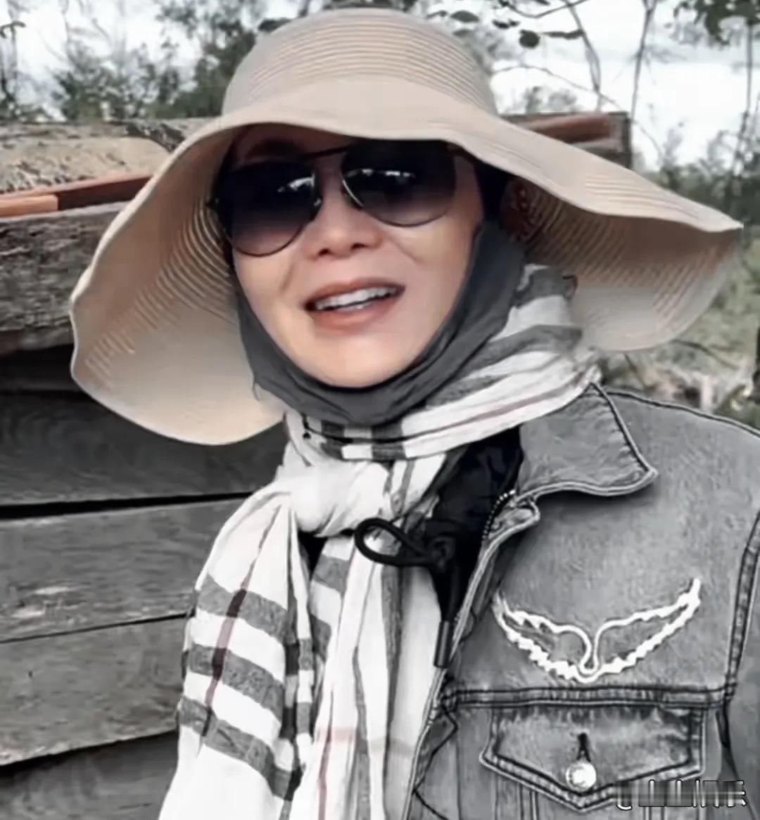 61岁的张曼玉凭借法国住所的鸡舍再度引爆社交平台，百万网友为这份“反明星式”的真