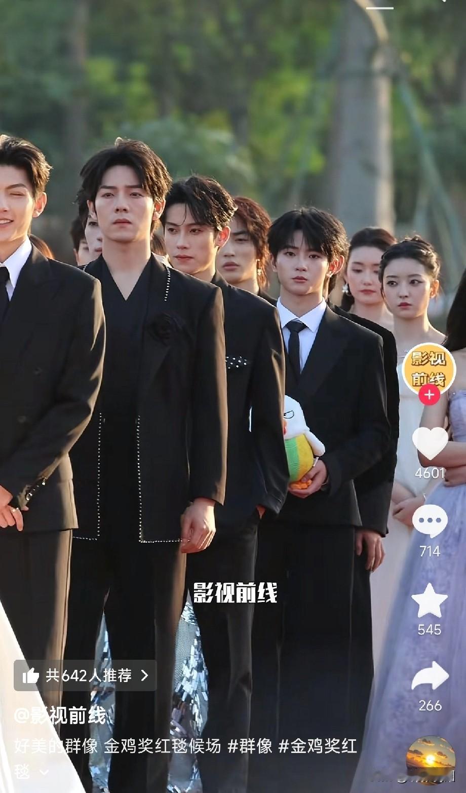 这一堆里头，竟然是穿白色礼服的主持人最出色。