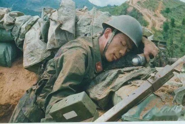 这是王爱军烈士牺牲后留下的画面，1986年10月，17岁的他毅然参军，成为中国人