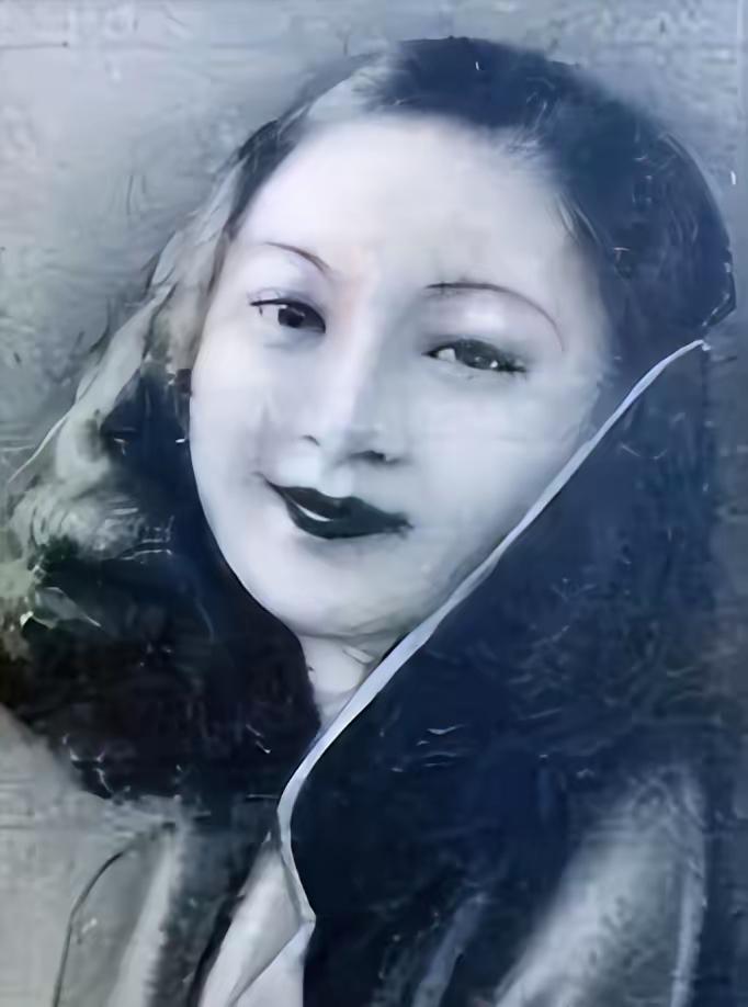 1952年，青岛第一名妓于小脚被执行枪决，人们将刑场围得里三层、外三层，都想一睹