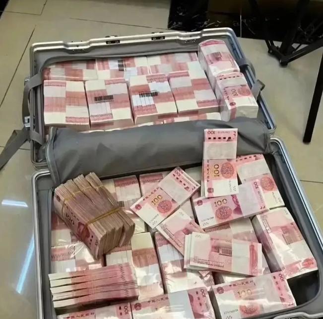 退休金算错了，几经周折，终于找回来了。拿着3305元的退休金到账短信，张叔反