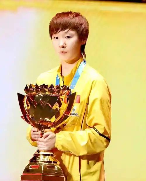 王曼昱的反手一拧,球像长了眼睛往死角钻。别人还在退台,她已经站中间,一防一转,