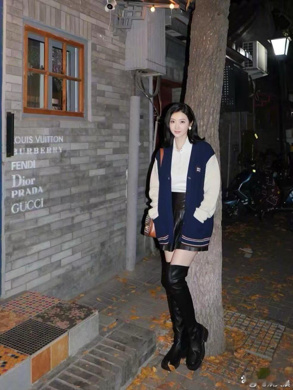 景甜的私服搭配也太会了吧！针织衫配短裙加长筒靴，整套造型甜度拉满超减龄，看着完全