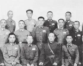 抗战胜利后，作为杂牌部队师长的鲍汝澧想要投奔八路军，但他的部下都不赞成。师参谋长