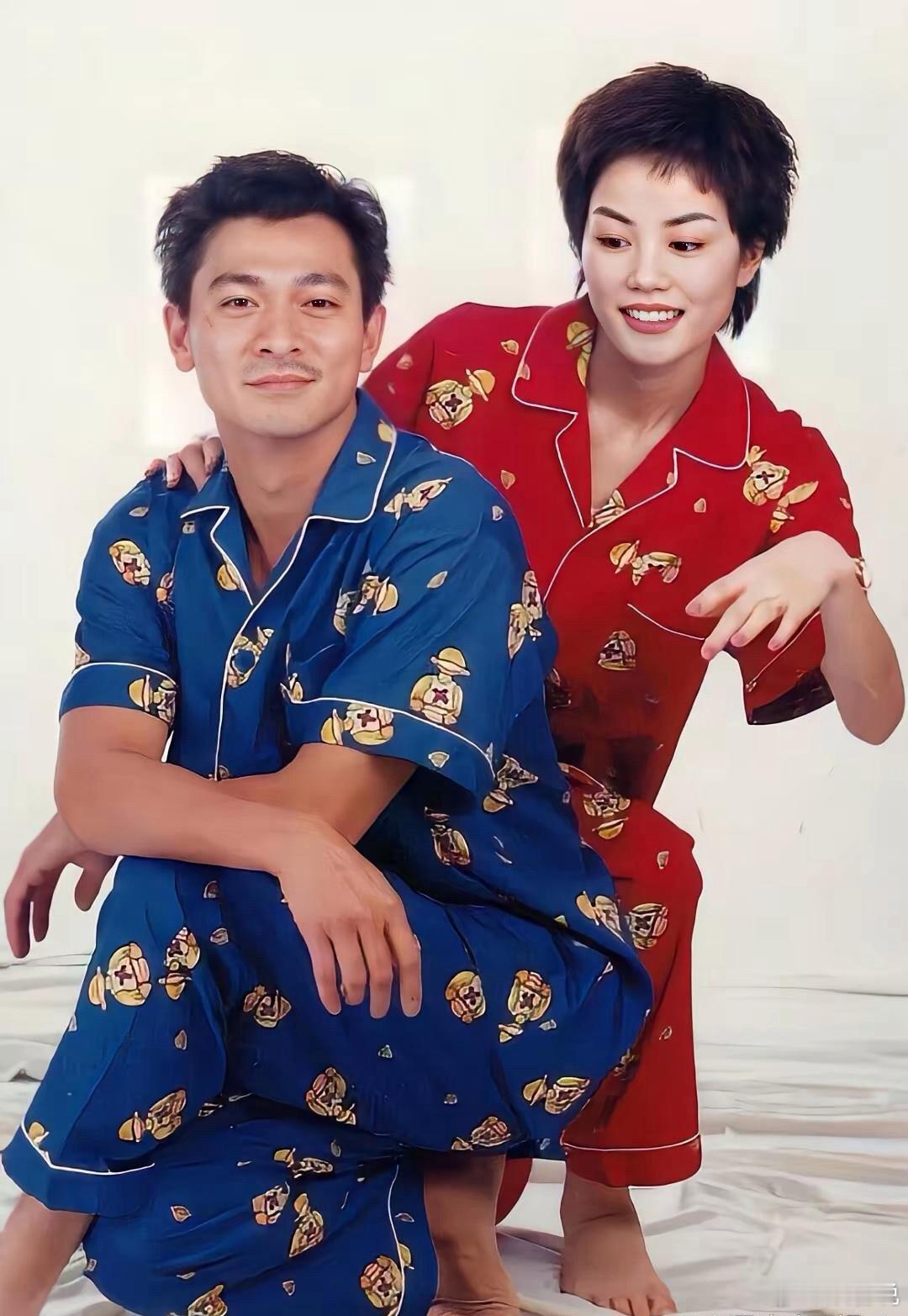 1996年33岁刘德华与25岁王菲拍摄睡衣广告照片当年都是风华正茂