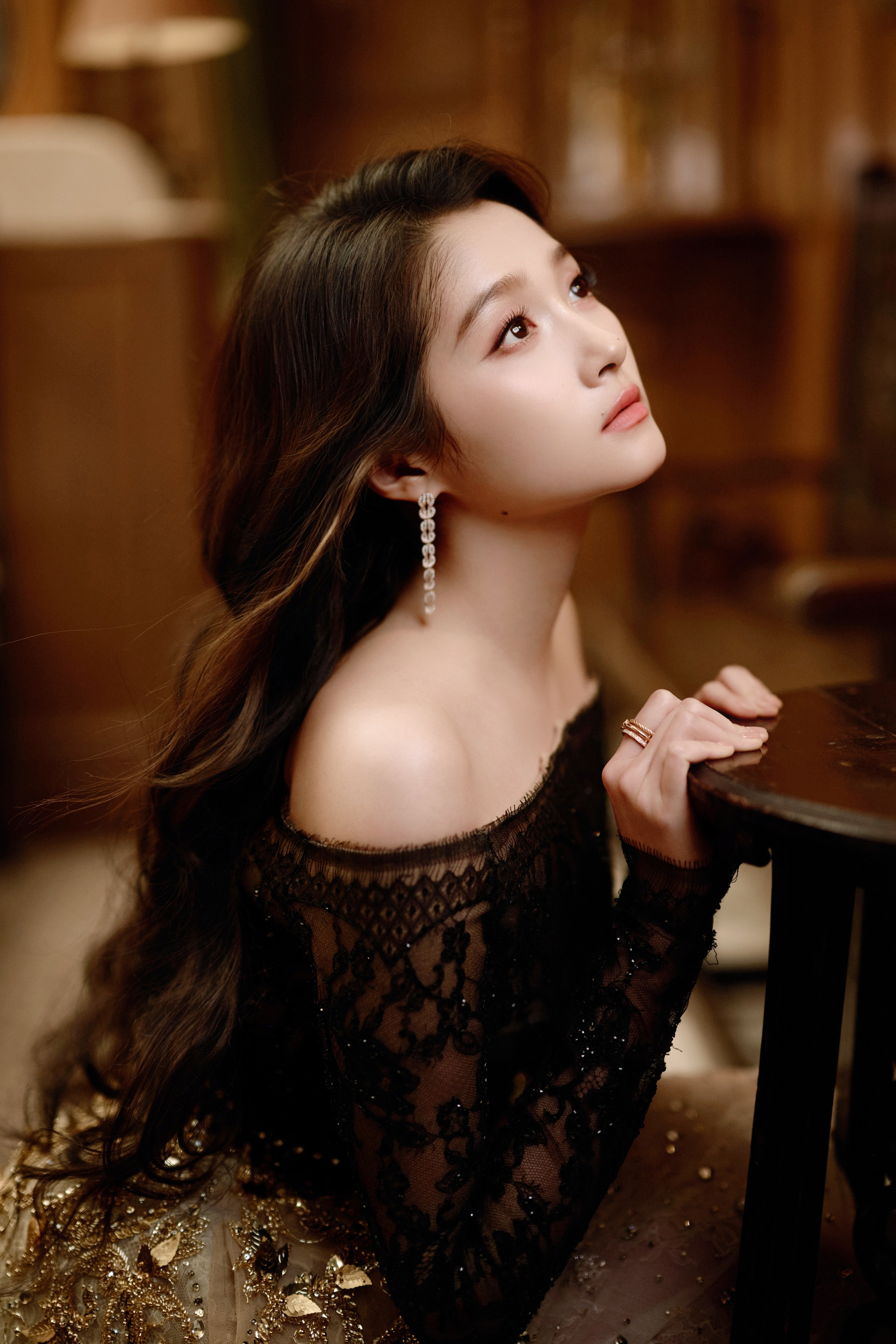 关晓彤蕾丝勾勒肩颈的弧度，鎏金裙摆揉碎了温柔，旧时光里的优雅大抵如此。关晓彤5