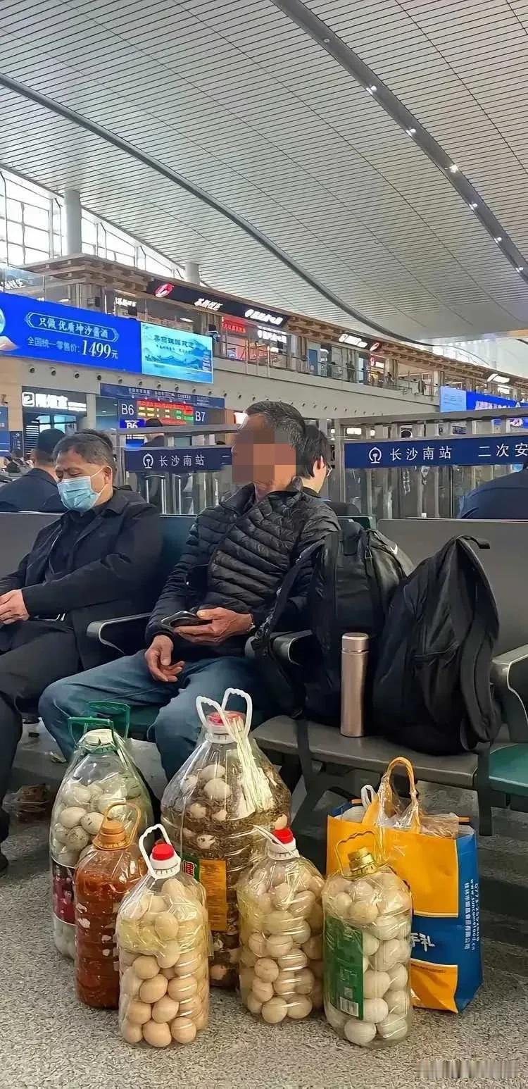 带300枚土鸡蛋看孙子，却被儿媳拒之门外，这事该怪谁？今年三月的一天，我和老