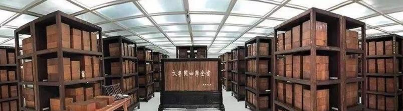 乾隆五十五年，一尼姑向纪晓岚求对联，结果他张口就对尼姑说：“一笔直通；两扇敞开”