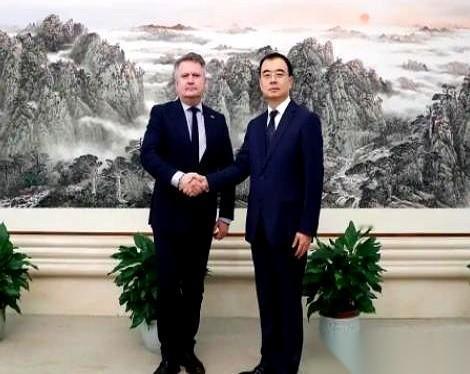 真到了走投无路的时候，才想起我们了。派了个副外长来北京，话说得那叫一个漂亮，什