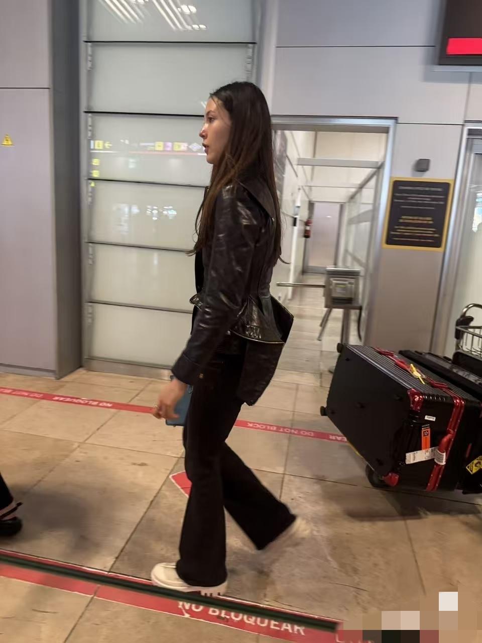 4月20日，谷爱凌现身西班牙马德里机场，素颜挺黑的，像十五六岁时的样子，前一天晚