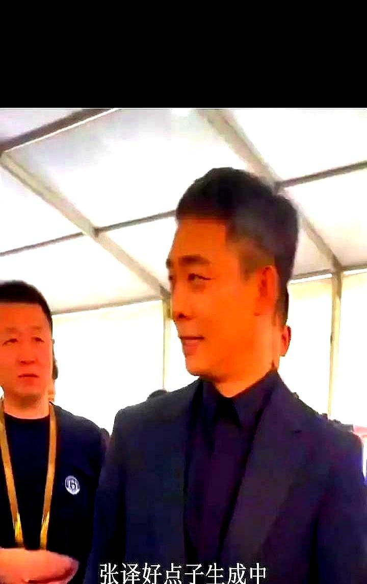 张译刚拿影帝，后台90度鞠躬，竟被王骁妈妈一把拽开，看都不看他。你以为是耍
