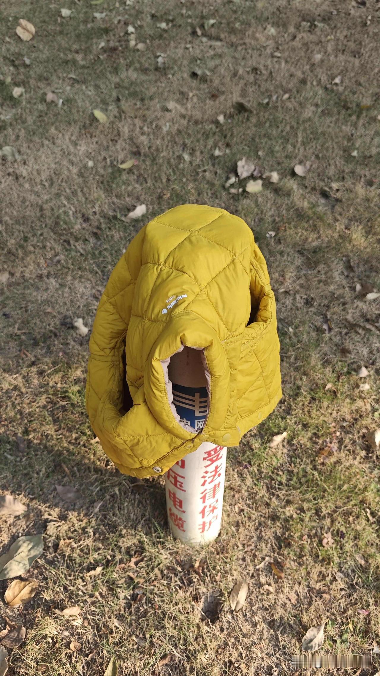 这周二接娃的时候，不小心把娃衣服掉路上了，回去的车上才发觉。懊恼半天，第二天接娃