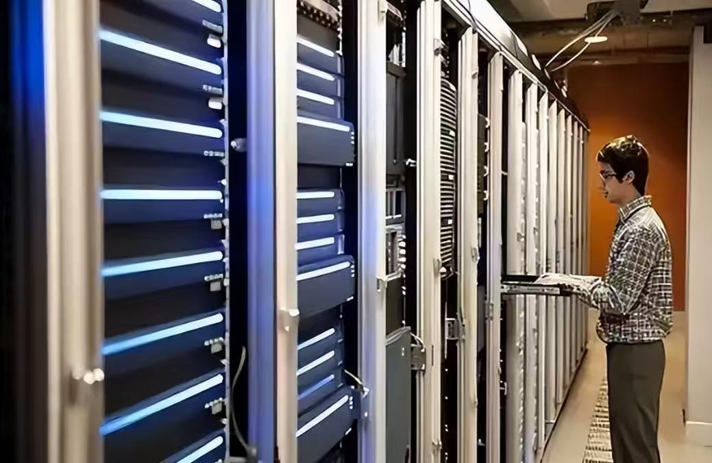 全球一共只有13台根服务器，美国就掌控了其中的10台，而中国却一台都没有。如果发