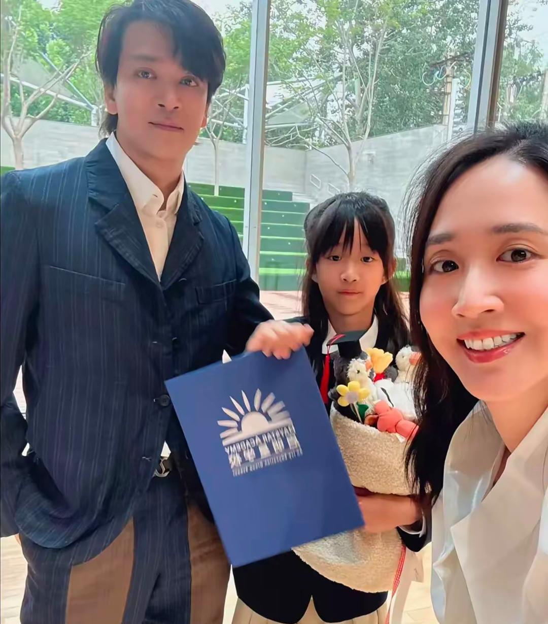 陈晓东出席大女儿毕业典礼，仪式感满满11岁朵朵高挑出众，颜值却未