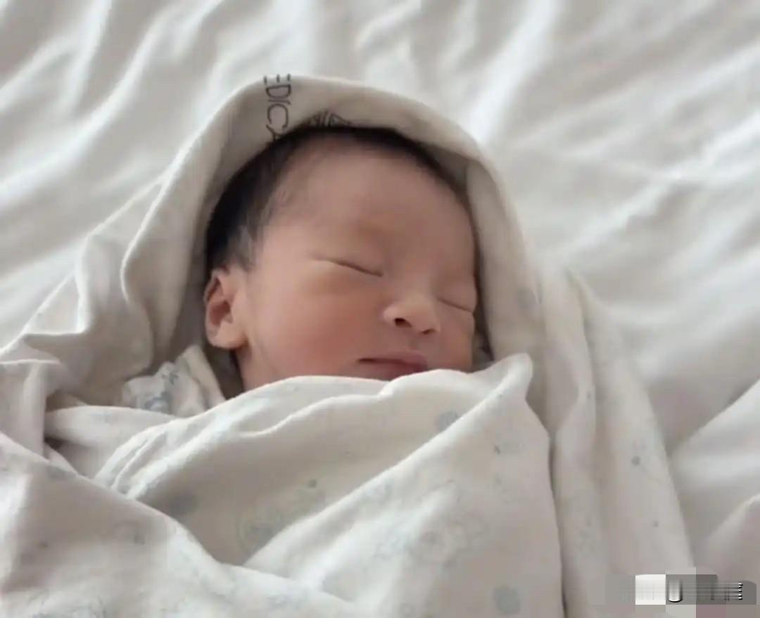 大s两个孩子有弟弟了！虽然不是同一个妈，但这孩子长得跟哥哥姐姐一样，都很像汪小菲