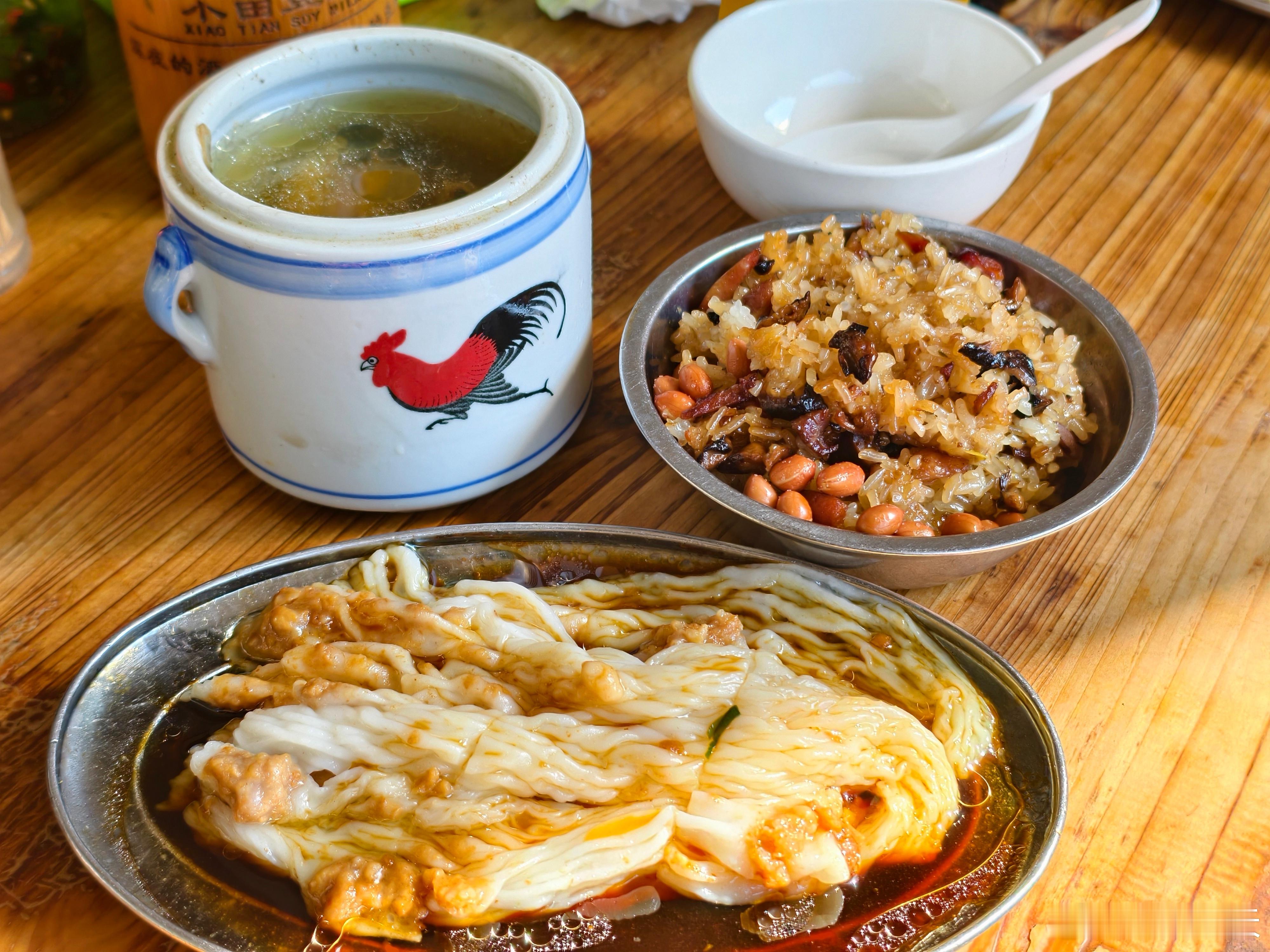 元旦休息，在小巷里，找了家早餐店，要了盅花旗参炖乌鸡汤，再要个肠粉，边吃边晒太阳