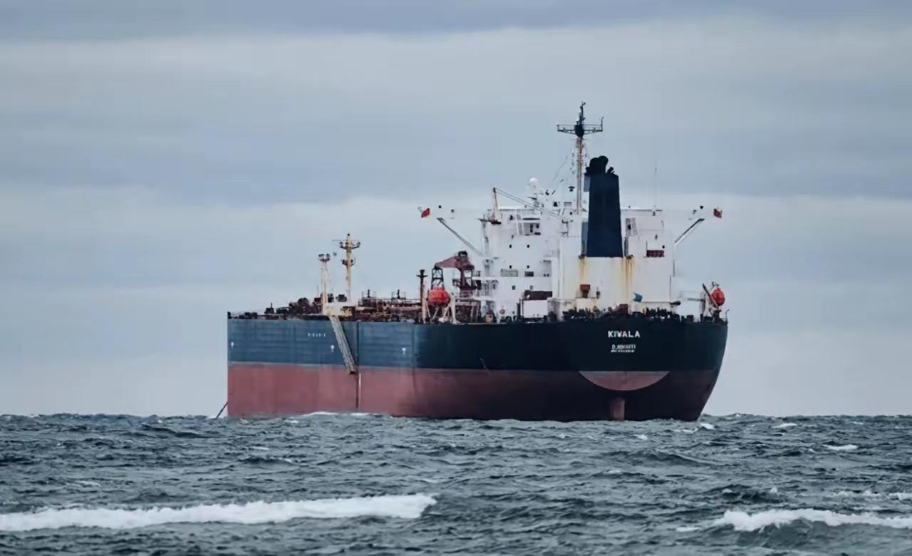 太讽刺了！国家天天在前面扛着压力搞反制，结果一回头，家里的底牌让人给偷偷卖了。