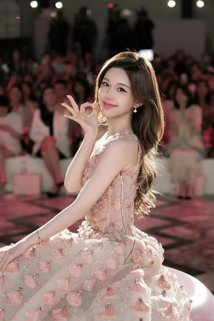 不得不说，赵露思脸比张元英好看多了。