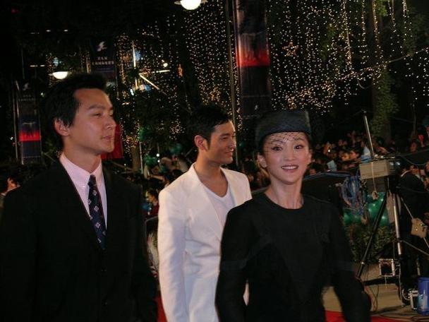 2006年，吴彦祖、周迅、黄晓明在第九届上海国际电影节上，走红毯时的画面。当
