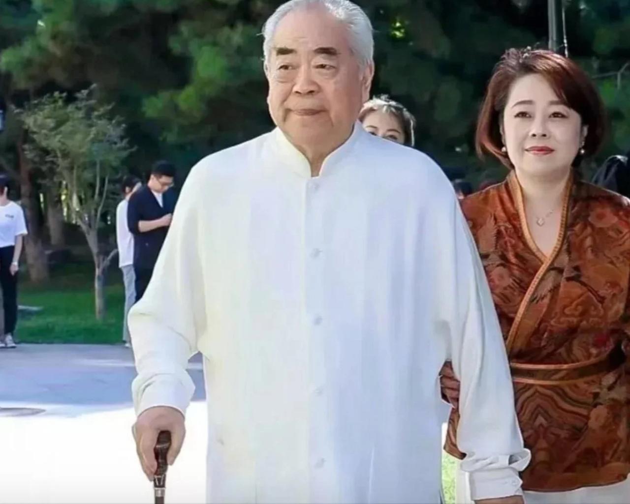 范曾和女儿范晓蕙怎么就闹到断绝关系这步田地？看这张照片，父女俩当时一同外出，