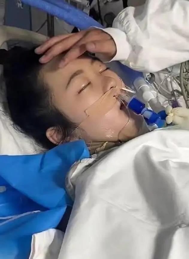 河南，女儿病危，她紧紧抓住父亲的手不放，然后断断续续地说：“爸爸，家里不是还有个